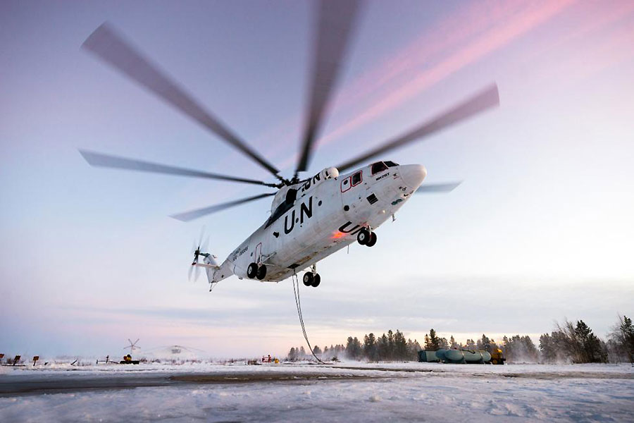 O Mi-26 é um helicóptero de transporte pesado russo, fabricado pela empresa Rostvertol, que é um dos maiores e mais poderosos helicópteros do mundo. Foi projetado para transportar cargas pesadas e passageiros em ambientes remotos e de difícil acesso, sendo utilizado tanto por forças militares como por operadores civis. É conhecido por sua capacidade de carga e por ser um dos maiores helicópteros em produção. Características Principais: Fabricante: Rostvertol (Rússia). Design: Projetado pela Fábrica de Helicópteros Mil Moscou. Função: Transporte de cargas pesadas e passageiros. Utilização: Militar e civil. Capacidade: Pode transportar até 20 toneladas de carga e 82 passageiros. Dimensões: É um dos maiores helicópteros do mundo, com 40 metros de comprimento e 32 metros de envergadura do rotor principal. Engrenagem: Equipado com duas portas de carga traseiras. Velocidade: Velocidade máxima de 295 km/h. Autonomia: Pode voar até 800 km. Motorização: Equipado com dois motores turbina de eixo. Em resumo, o Mil Mi-26, fabricado pela Rostvertol, é um helicóptero de transporte pesado russo, o maior e mais poderoso da sua classe, conhecido por sua capacidade de carga e por ser utilizado em diversas missões militares e civis.