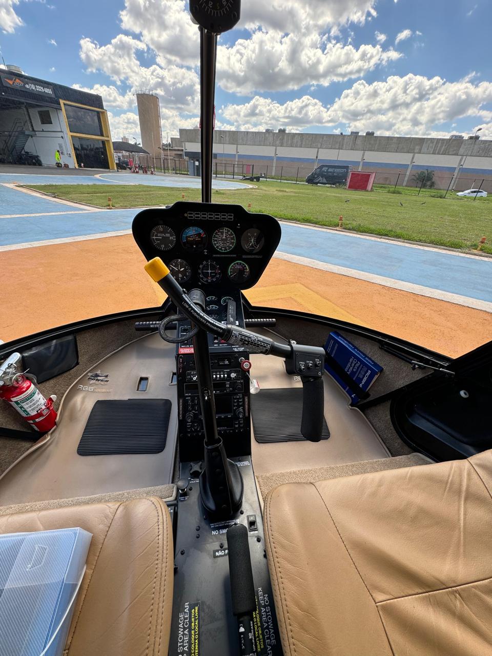 O R66 é o sucessor turbinado do famoso R44. Equipado com o motor Rolls-Royce RR300, ele oferece uma performance superior, especialmente no relevo montanhoso de Minas Gerais. 1. Espaço e Conforto Diferente de modelos menores, o R66 possui capacidade para 1 piloto e 4 passageiros. O design da cabine oferece visibilidade panorâmica de todos os assentos, além de um sistema de ar-condicionado eficiente para os dias quentes da capital mineira. 2. Bagageiro Dedicado Um dos grandes diferenciais do Robinson 66 é o seu compartimento de bagagem exclusivo. Nele, é possível levar malas de tamanho padrão, algo raro em helicópteros de sua categoria, facilitando viagens para resorts ou fazendas. 3. Agilidade e Alcance Com uma velocidade de cruzeiro de aproximadamente 200 km/h e autonomia para voar cerca de 600 km, o R66 liga Belo Horizonte a cidades como Juiz de Fora, Uberlândia ou o litoral fluminense com extrema rapidez.